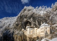 Castillo de Predjama después de nevar