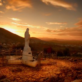 Virgen de Medjugorje con sol poniente