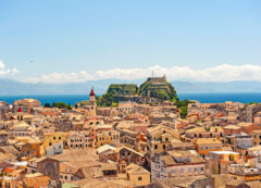 Corfú, una de las joyas del mar Jónico, combina historia, arquitectura veneciana y espectaculares vistas al mar.
