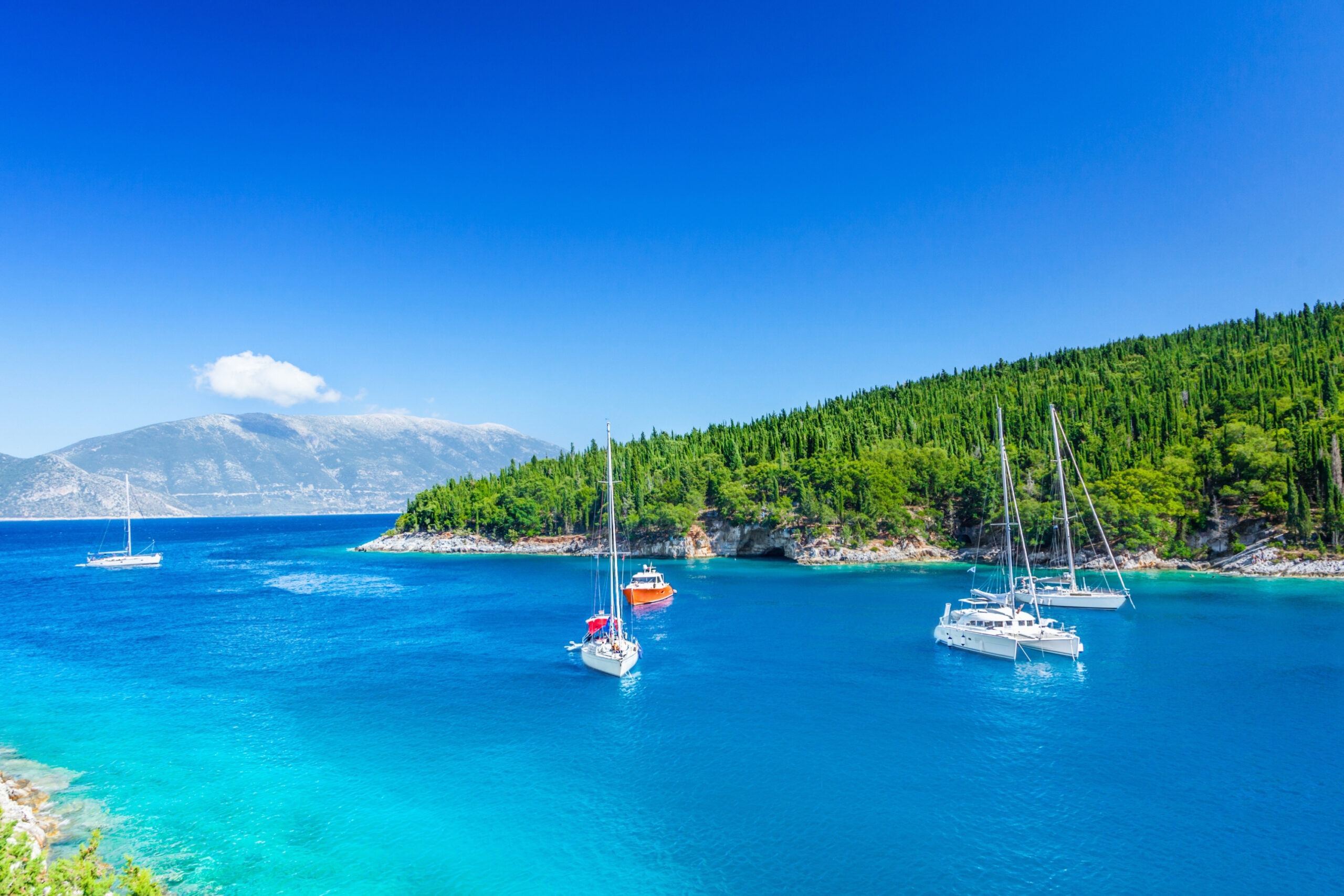 Bahía de Paxos con aguas cristalinas durante un crucero por las Islas Griegas