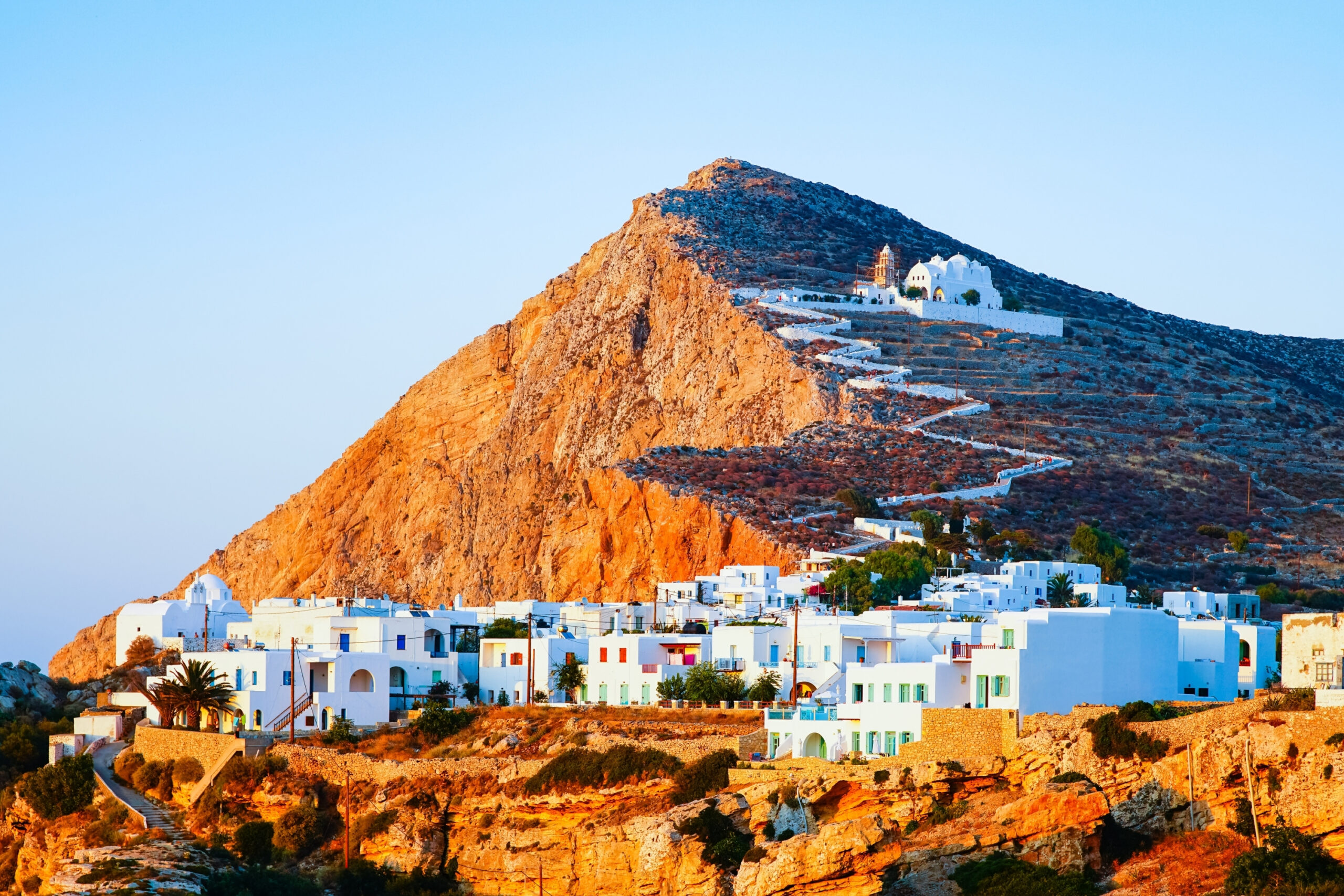 Pueblo blanco tradicional en las islas griegas