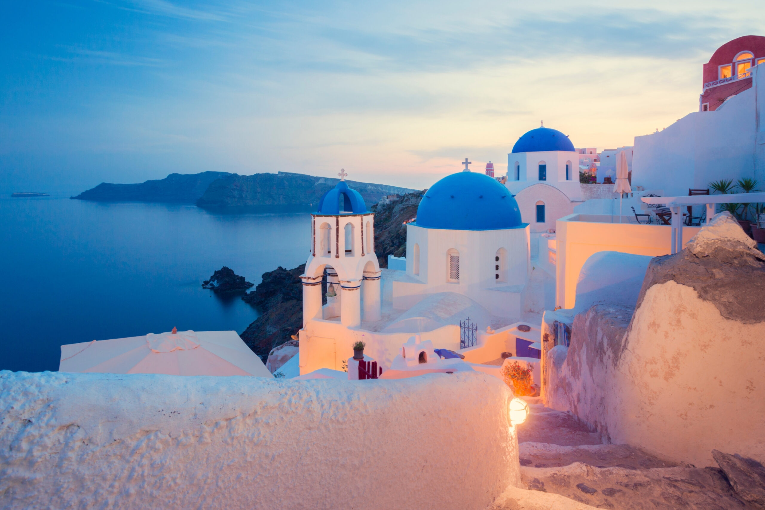 Iglesias con cúpulas azules en Santorini
