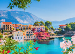Vista del puerto de Sami, uno de los destinos del crucero por el mar Jónico. Kefalonia ofrece paisajes espectaculares, playas de aguas turquesas y lugares emblemáticos como la Cueva de Melissani y el Lago Karavomilos.