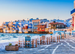 Mesas frente al mar en Little Venice, el rincón más famoso de Mykonos.