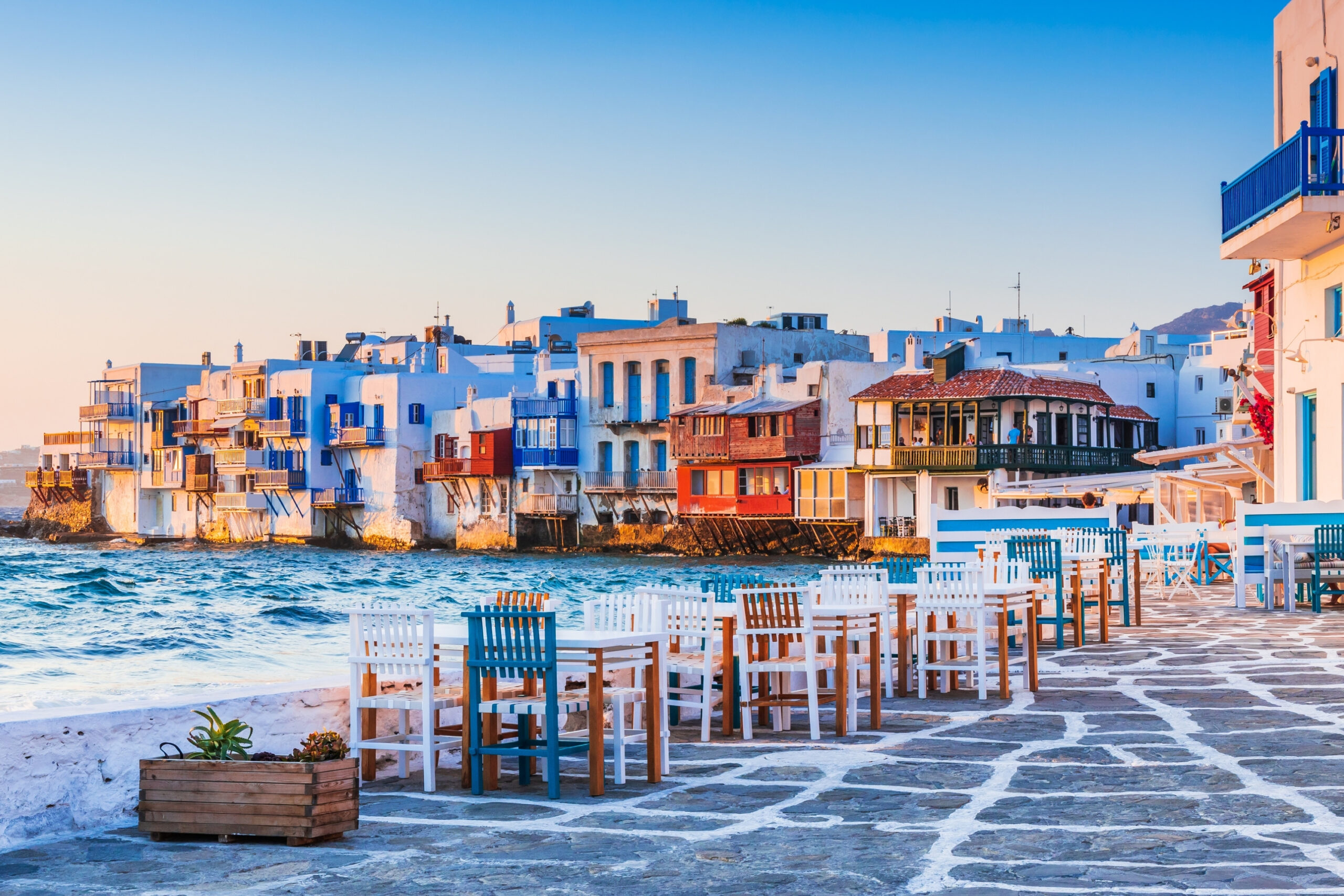 Terrazas de restaurantes junto al mar en Little Venice en la isla de Mykonos.