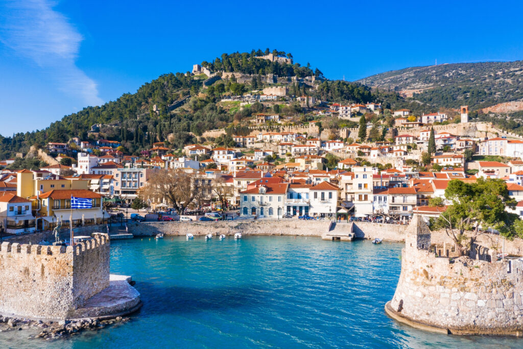 Puerto veneciano de Nafpaktos durante un crucero por el mar Jónico