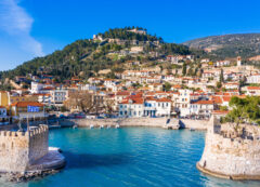 El pintoresco puerto veneciano de Nafpaktos es uno de los rincones con más encanto del recorrido.
