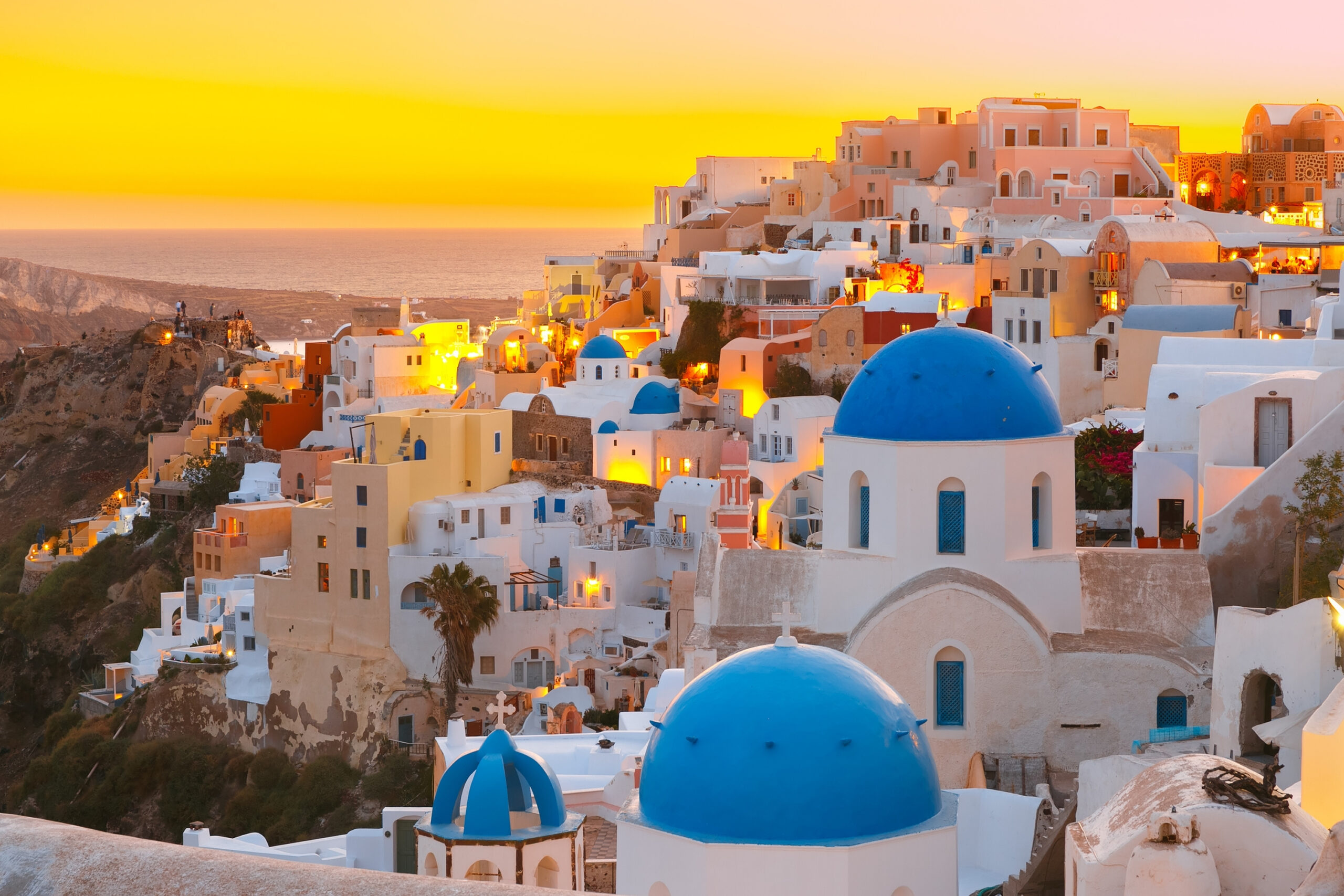 Pueblo de Oia en Santorini durante el atardecer