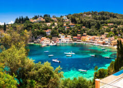 Gaios, la encantadora capital de Paxos, destaca por su puerto, sus aguas turquesas y su auténtico ambiente griego.