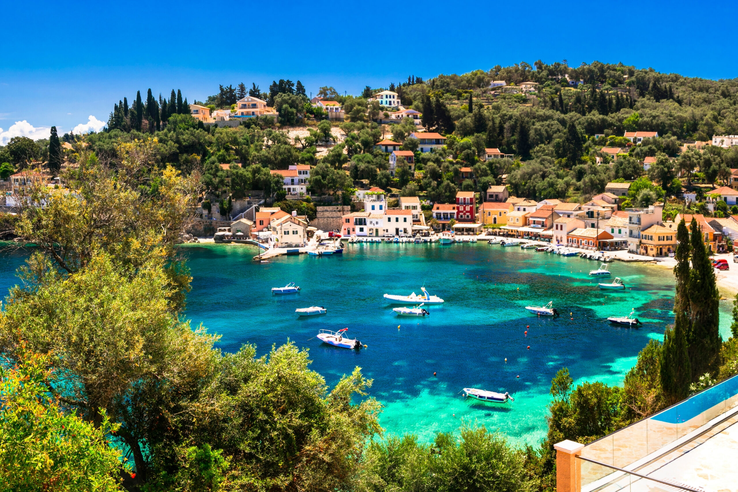Puerto de Gaios en la isla de Paxos durante un crucero por las Islas Griegas