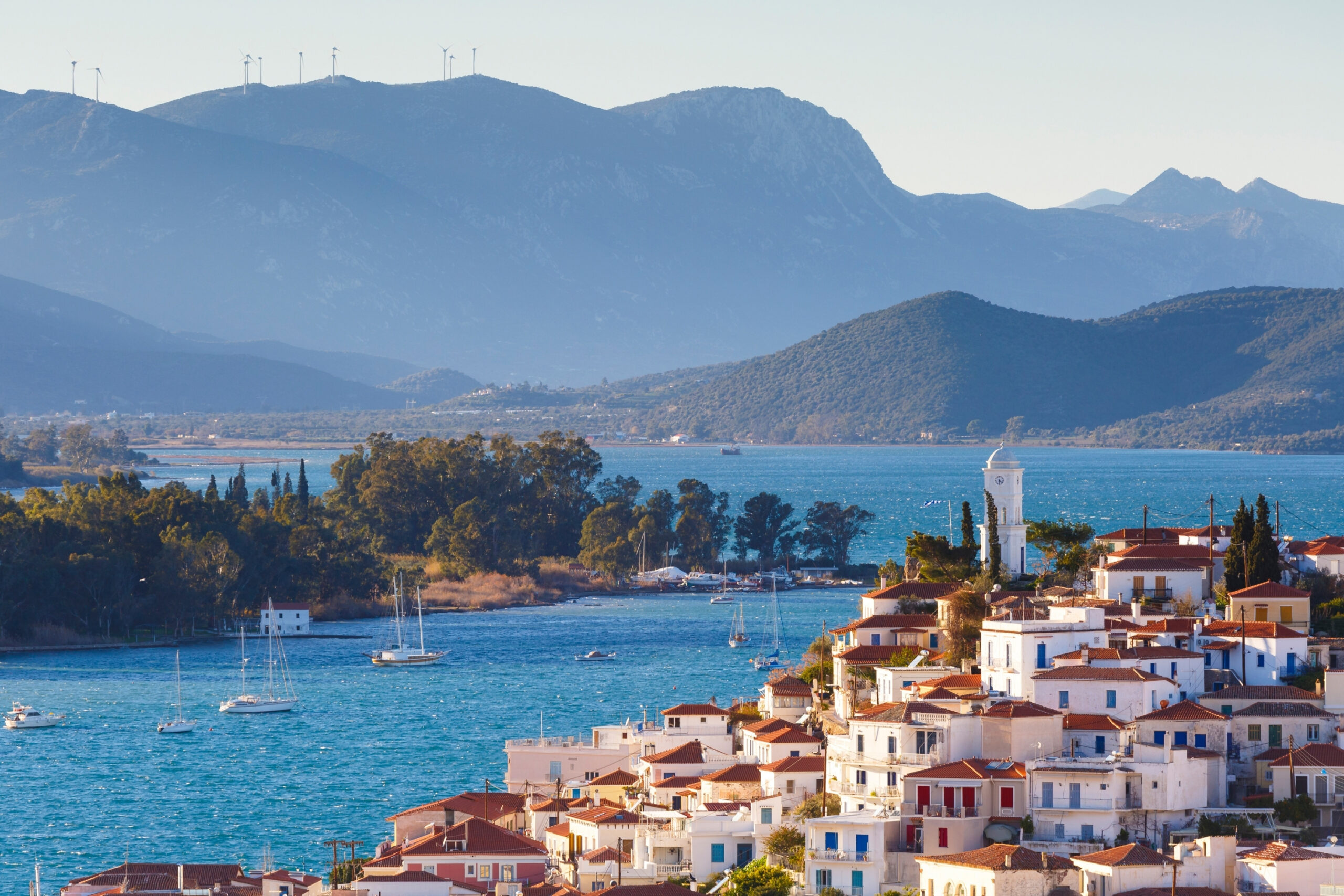 Pueblo costero de Poros frente al mar en Grecia