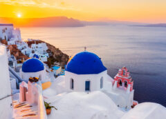 Vistas icónicas de las cúpulas azules en Oia, Santorini.