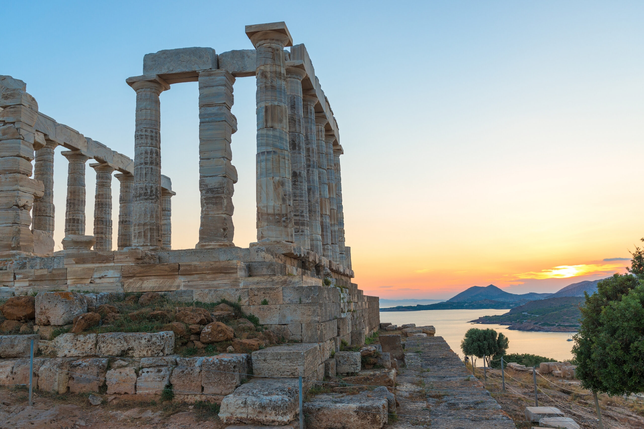 Columnas del Templo de Poseidón en Cabo Sunión Grecia durante la puesta de sol.