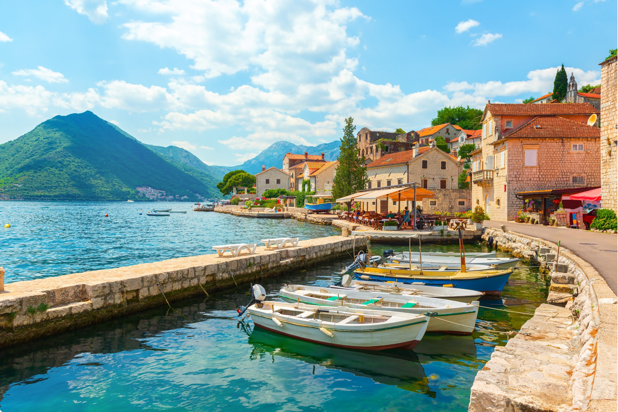 Pueblo costero de Perast en la Bahia de Kotor Montenegro con barcos en el muelle