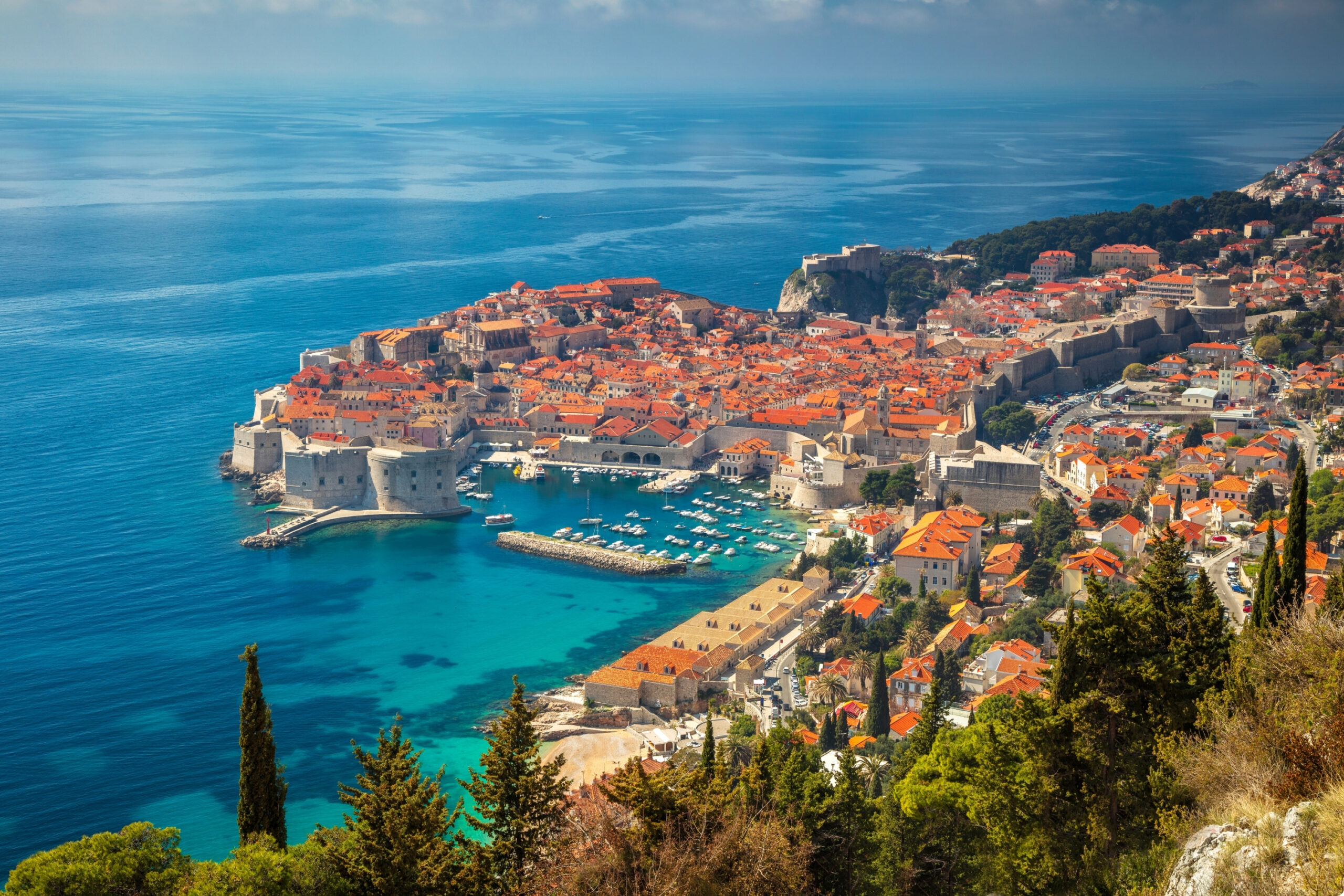 Vista panoramica de las murallas de Dubrovnik y el mar Adriatico desde un crucero boutique