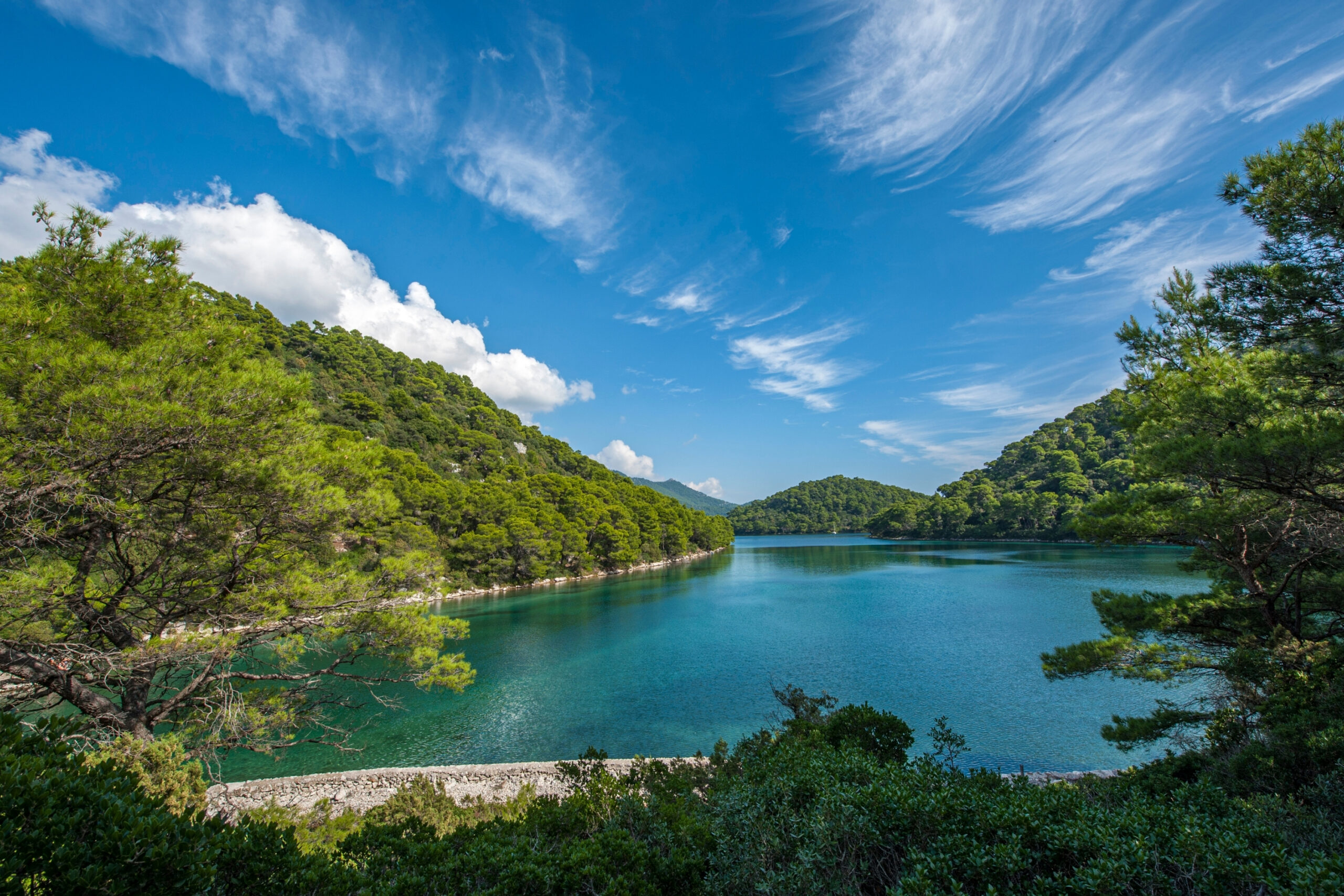 Parque Nacional de Mljet en Croacia con lagos salados de agua cristalina y pinos mediterraneos