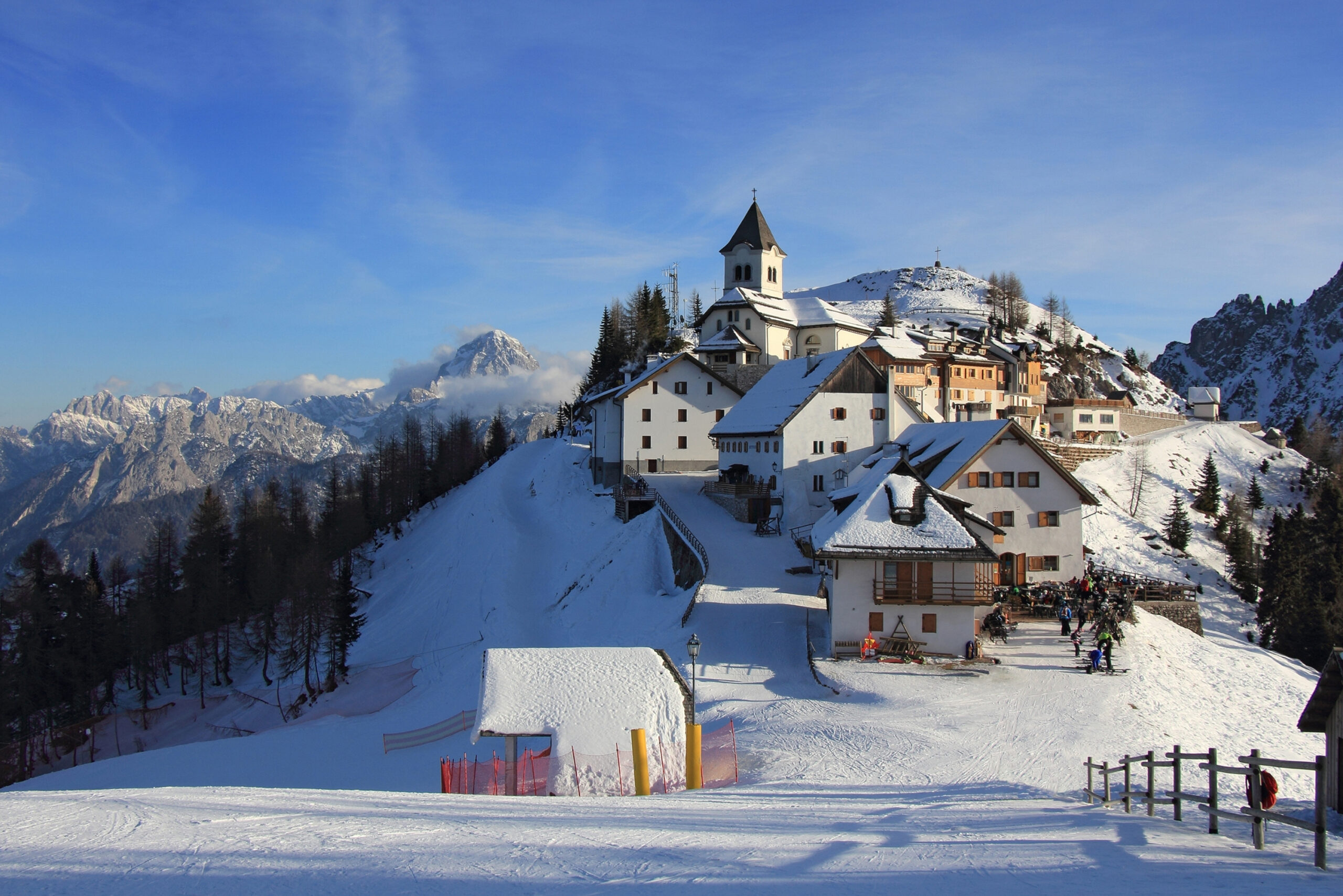 Eslovenia en 10 días - Bled Pueblo de montaña nevado con iglesia en la cima de Monte Lussari.
