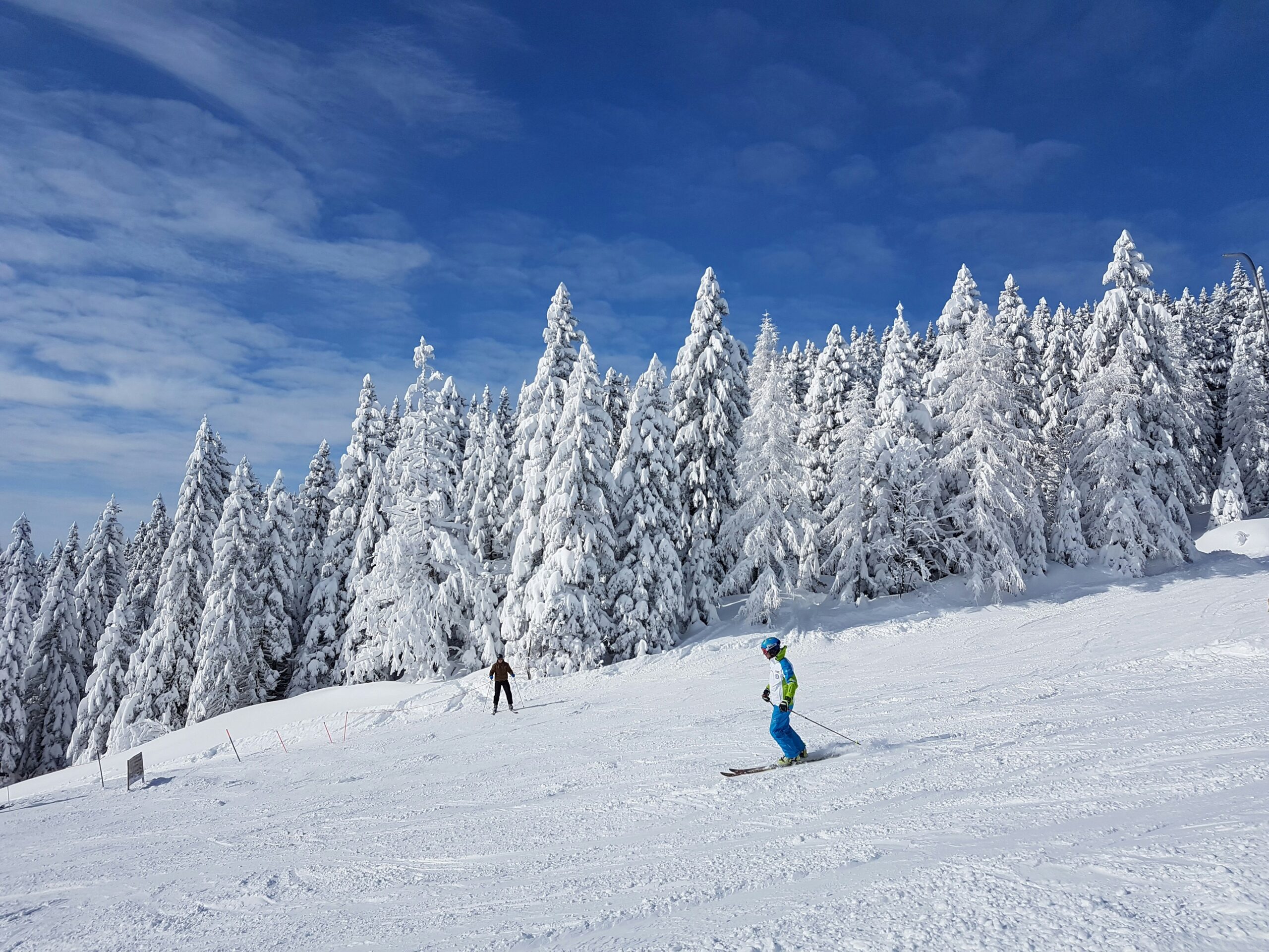 Eslovenia en 10 días - Bled Esquiadores descendiendo pistas nevadas durante un viaje de esquí en Krvavec.
